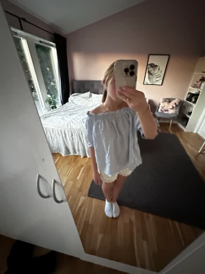 Blus - Säljer denna jättefina toppen från hm! Säljer pågrund av att den inte kommer till användning längre! Den är knappt använd och i jättebra skick!