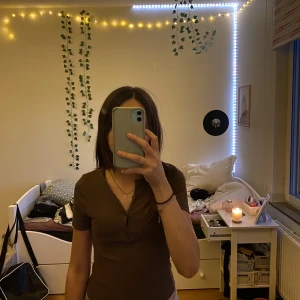 Brun ribbad topp 🤎 - En jättesöt brun t shirt/topp som är perfekt till hösten. Passar xxs-s för den e stretchig. Priset går att diskutera !Tar enbart emot Swish för tillfället för bank id funkar inte! Inga defekter alls och använd bara ett par gånger💕köpt för 149kr