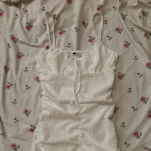 Vit klänning 🤍 - Vit klänning från Hm. Den sitter skit fint på kroppen och är ALDRIG använd pga fel storlek. Den ger en sån hourglass form. Tar enbart emot Swish för tillfället för bank id funkar inte!!! Kontakta för mer info💗 storlek S men passar också M kostade 200kr