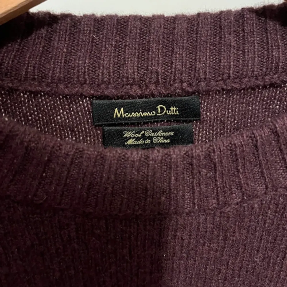 Tjena! Säljer nu denna Ull Kashmire sweatern från Massimo dutti. Skick 9/10. Kontakta mig vid eventuella frågor eller prisförslag!😁👍. Tröjor & Koftor.