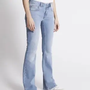 blå mid waist jeans, använda ca 10 gången men inga tecken på slitage. 