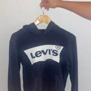 Snygg mörkblå Levis hoodie 