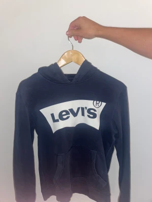 Levis hoddie - Snygg mörkblå Levis hoodie 
