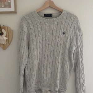Kabelstickad tröja från Ralph lauren.  - Använd men inget att anmärka på.  Storlek M i killstorlek men tycker att den sitter snygg oversized på mig (storlek S). 