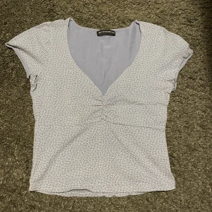 Topp från brandy melville - Säljer den här jätte söta toppen från brandy melville då den inte kommer till användning💕Jätte fin till sommaren. Säljes för 150kr💕