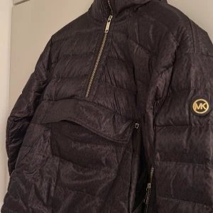 Michael Koors Jacka - Säljer min Michael Koors Jacka i storlek xs. Använd få gånger. Den är äkta och köpt från butiken i hedefsshionoutlet för ungefär 3000kr. Säljer den på grund av att jag har andra jackor som passar mig mer. Den är helt ny i bra skick.