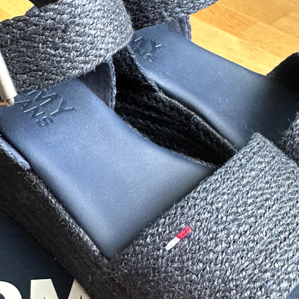 Unika och super bekväma sandaler med hög sula från Tommy Hilfiger i marinblått. De är så gott som oanvända utan någon som helst skada/slitage. Modellen är helt slutsåld i affärer så passa på! ✨🫐  #klackar #sandaler #nyskick #tommyhilfiger #unik #slutsåld . Skor.