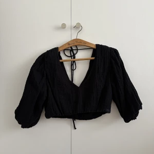 Kortare topp - Magtröja från H&M med balongärm, använd 2 gånger, fint skick!