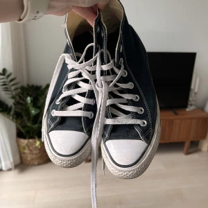 Converse  - Säljer mina converse, bra skick! Kan nog bli fräschare om man tvättar av dem🖤