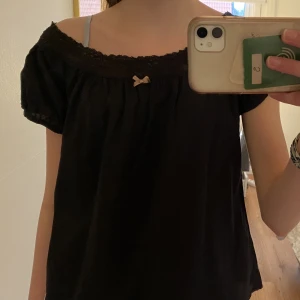 Odd Molly blus - En jättesöt Odd Molly blus, såå fin till sommaren!😻💗Den är köpt secondhand men har knappt används, fint skick.  Betalning sker endast via appen💗