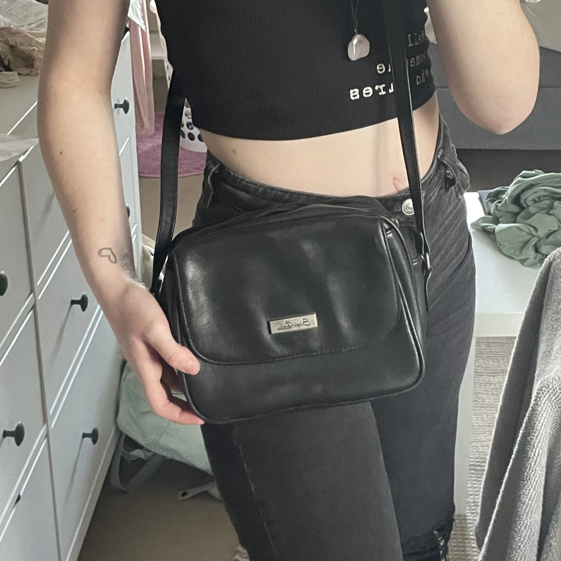 Svart axelremsväska i läder