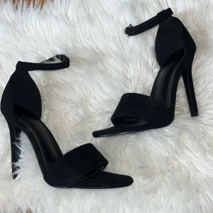 Svarta Klackar  - Helt oanvända. 