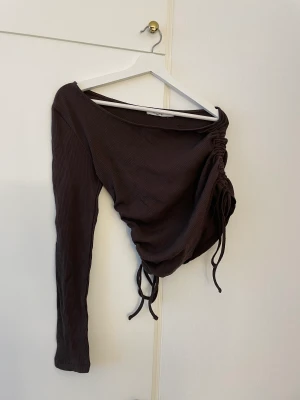 Basic tops  - Första en ärade tröjan är igen NA-KD st medium rätt stretchig. 2 basic  t-shirts från zara stl small.