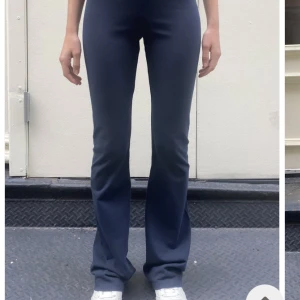 Yoga pants  - Populära yoga pants från brandy Melville. I färgen mörkblå🙌🏼❤️‍🔥så sköna 