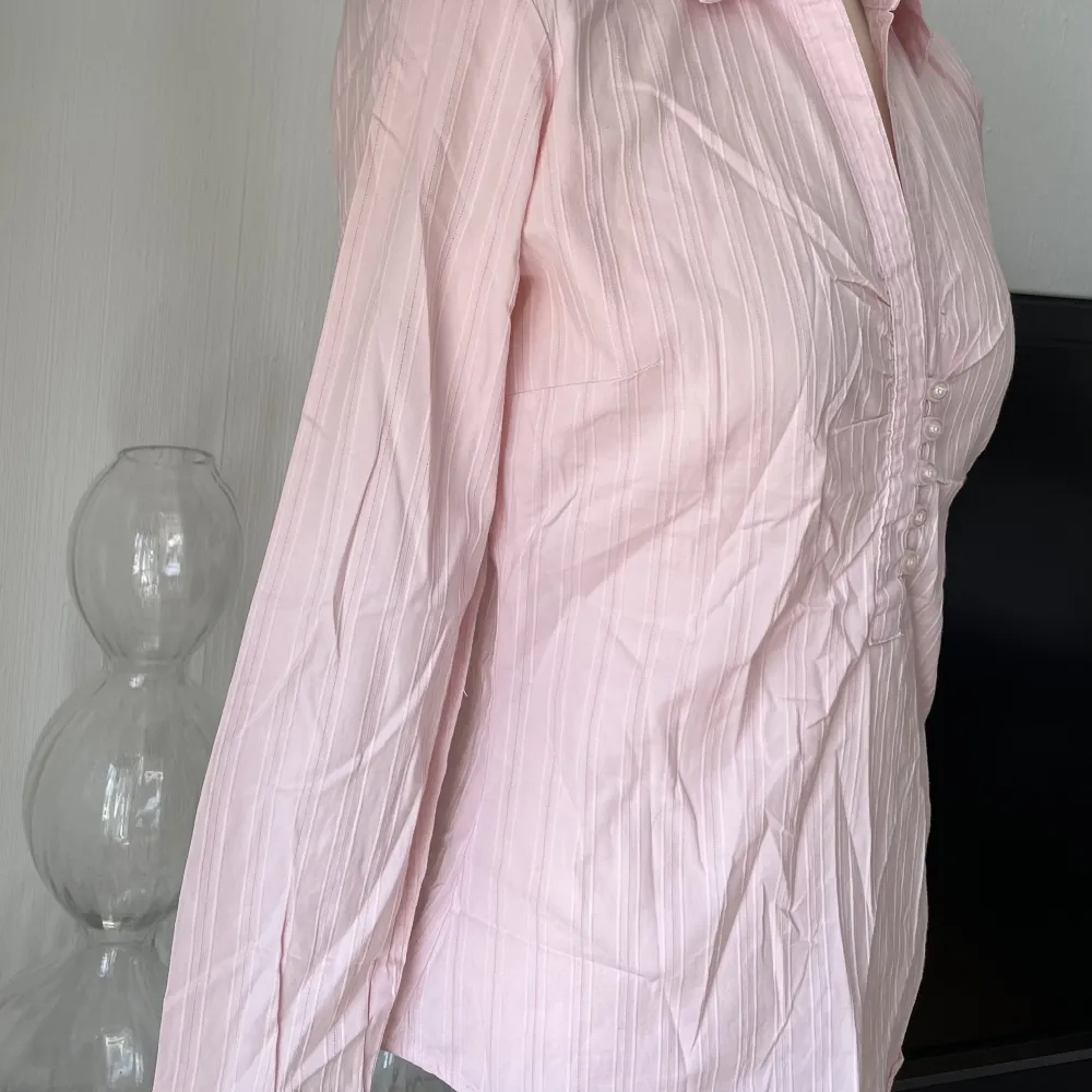 Mjuk rosa skjorta mycket smikrande mig brösten då den är draperad. Figursydd.  Mycket fint skick. Skjortor.