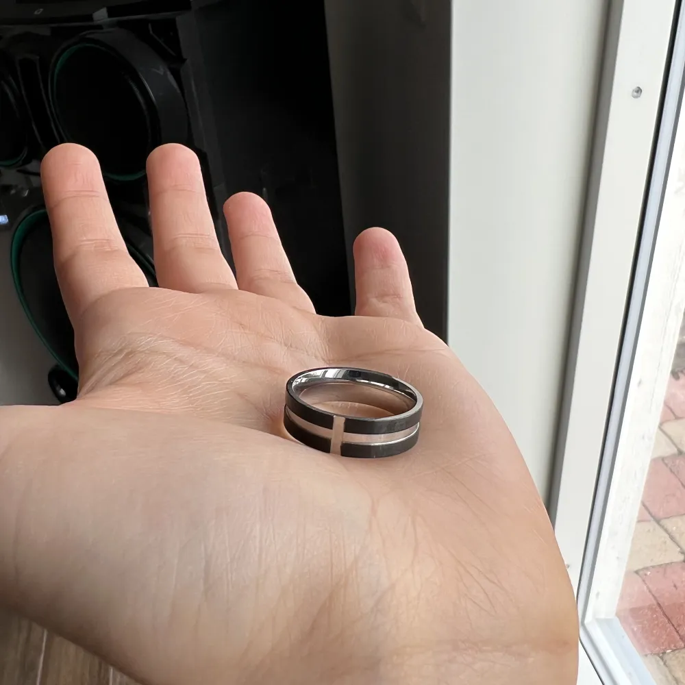 Svart & silver ring i rostfritt stål med kors på. Ej använd bara testad. Säljs för den är för stor på mig. Strl S i män så kanske sitter lite större på tjejer. . Accessoarer.