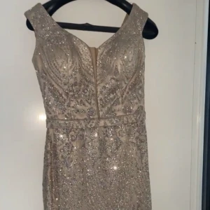 Beige klänning - Klänning i ny skick för 2500kr. Storlek 36, skriv för mer bilder.