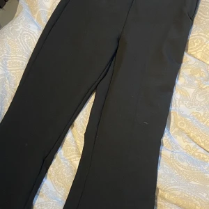 Kostymbyxor - Säljer dessa svarta kostymbyxor från zara. 
