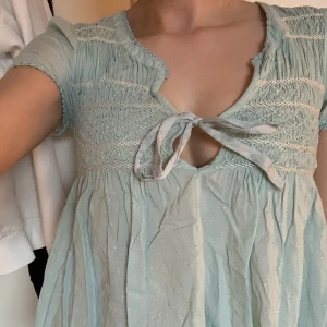 Söt oss Molly topp - Säljer denna jättesöta topp från oss Molly. Köpt begagnad och i mycket bra skick perfekt till sommaren 🌸