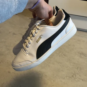 Puma skor  - Mycket fina puma skor i vit färg. Är som nya och knappt använda. Köpta för ca 500 kr