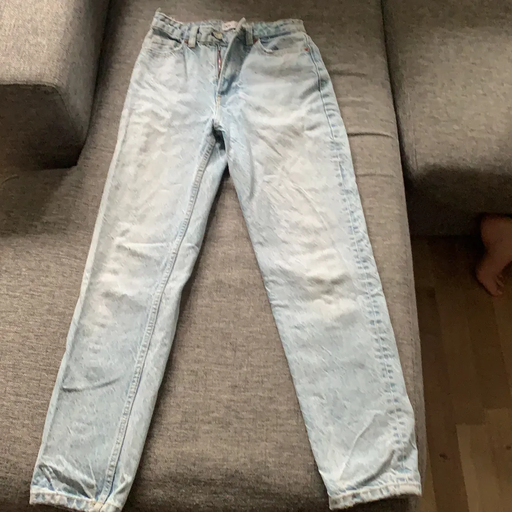Ljusblå jeans från Zara med hög midja och raka men. Använd ett fåtal gånger.. Jeans & Byxor.