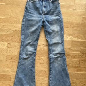 Bikbok jeans - Högmidjade bootcut jeans från bikbok!