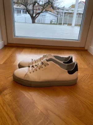 Axel Arigato - Säljer dessa tvärsnygga Arigato skorna. Skorna är varsamt använda. Rensar garderoben och vill bli av med allt, där av priset👊 Nypris: 2000kr. Köpare står för frakt.