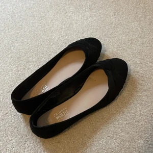 Ballerina skor storlek 39. - Siperfina svarta ballerina skor i storlek 39. Mocka aktigt tyg med en rosett framtill. Helt oanvända. Säljer för 20kr+frakt.