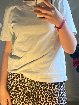 T-shirt - Säljer denna ljusblå/vita t-shirten ifrån gina tricot 