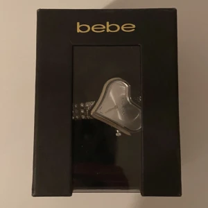 Äkta BEBE klocka - ! BEHÖVER BATTERI, BILDERNA ÄR GAMLA SÅ KARTONGEN ÄR TRASIG ! - annars perfekt skick! skriv gärna om intresserade eller har frågor 💓 priset går att diskutera <3