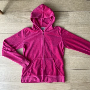 Juicy Couture huvtröja - Jättefin huvtröja från juicy couture i fantastiskt skick! (Ovanligt bra skick för att vara en av de äldre och mycket populära modellerna) Velouren är inte alls mattad och tror definitivt att den är äkta! Står XL men passar som M
