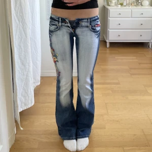 crazy age  - använd köp nu! nya crazy age jeans med tags💋 midja:72+stretch innerben:85, jag är 169 och w28 som referens😽 (har en svag fläck, skriv för bild) 