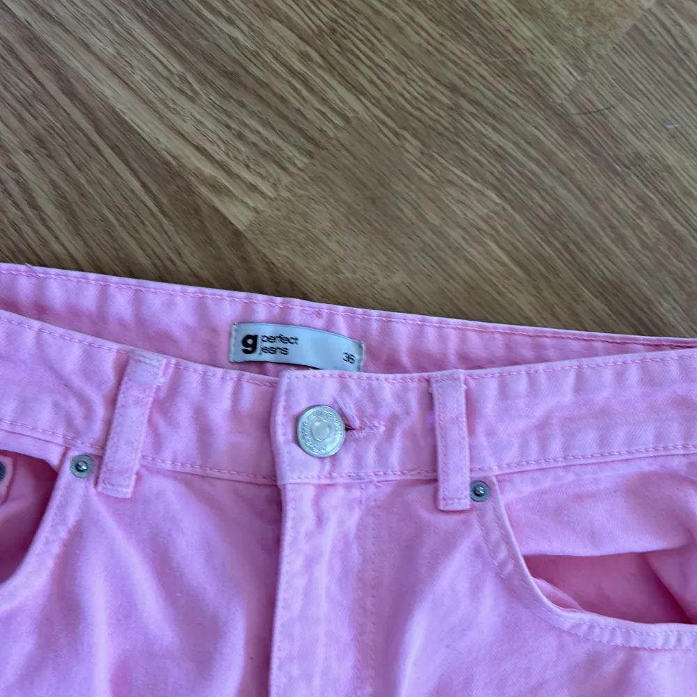 Säljer mina rosa jättefina jeans från gina då de är lite långa och inte kommer till användning längre🌸🌸. Jeans & Byxor.