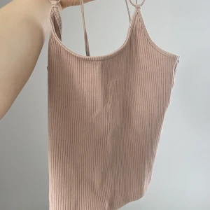 Linne - Rosa/beige linne från Lager som är sparsamt använt.