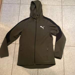 Säljer min puma hoodie i storlek M. Köpt i USA för 700 kr. Den är använd fåtal gånger och är i bra skick. 