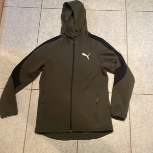 Puma hoodie  - Säljer min puma hoodie i storlek M. Köpt i USA för 700 kr. Den är använd fåtal gånger och är i bra skick. 