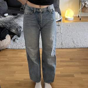 Vida ljusa jeans från Monki. Mellan högmidjade