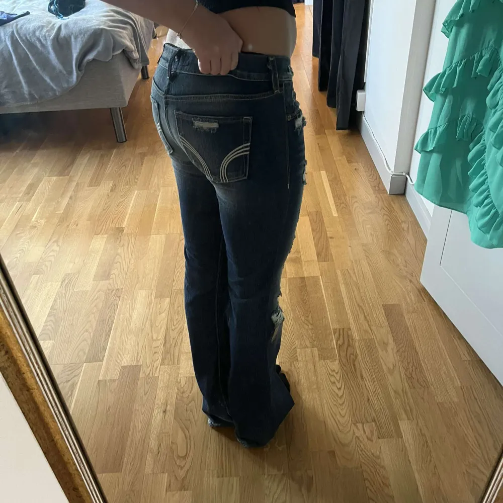 Så coola lågmidjade jeans med slitningar🤗🤩 Midjemåttet 40 innerbenslängd 82. Jeans & Byxor.