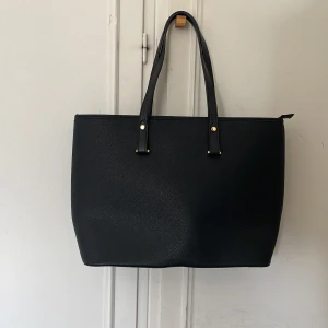 Svart väska - Säljer denna väskan eftersom jag aldrig haft användning av den. Köpt på hm för några år sedan men är aldrig använd💕 skriv för fler bilder!