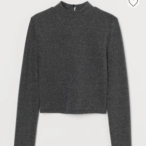 Glittrig topp - Säljer en glittrig tröja som inte kommer till användning. Den är endast använd en gång och är i storlek M. 💕