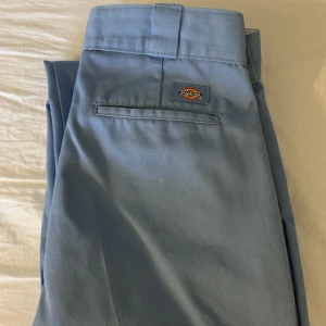 Blåa byxor från dickies - Jättefina byxor från dickies, de är i superbra skick då de bara är använda en gång. Hör av er vid interesse!🫶🏼😊