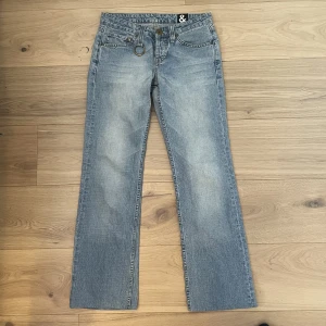Dolce gabbana jeans  - rakt över 38cm inneben 75cm hela benet 96cm skit snygga men korta på mig