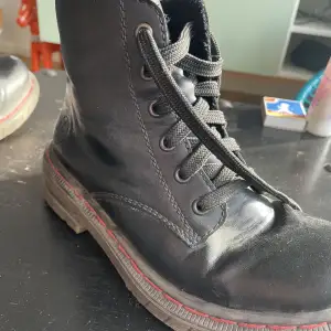 Säljer dessa rieker boots i läder! Väldigt snygga och sköna boots med lite röda detaljer!