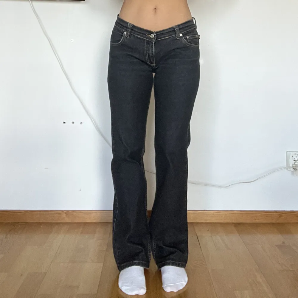 Säljer dessa snygga lågmidjade Victoria Beckham jeans 🤩 bootcut modell och passar bra på mig med 38/40🫶🏼 Midja: ca 90 cm (större mått eftersom de är lågmidjade), höft: ca 110 cm, Innerbenslängd: ca 80 cm🥰. Jeans & Byxor.