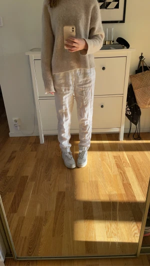 Linnebyxor  - Itressekoll på dessa linnebyxor från hm , köpta förra sommaren och är i bra skick. Storlek xs och passar mig med storlek 32, väldigt fina och använts Max 3 ggr💗 Skriv privat om du är intresserad!💗