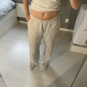 Linnebyxor - Säljer nu mina fina fina linnebyxor från esprit som är SÅ snygga😍😩är en stl L men sitter bra på mig som har 38 i byxor annars:)) köpta för ca 700!!