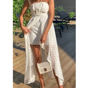 STUDENT KLÄNNING  - Säljer min söta student klänning, öppning i ryggen😍🌸🤍 Endast använd i några timmar, pga hade tre olika klänningar under min student🤍 Storlek 32/34