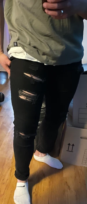 Jens- ripped jeans - ripped jeans storlek 34/34 - från jackens Jones, använt ca5 gånger. Ny pris 1500kr.