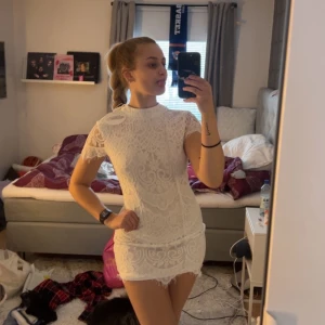 Studentklänning  - En jättefin studentklänning från bohoo, lappen sitter kvar då den aldrig är använd. Den var tyvärr för liten för mig så därför säljer jag den vidare 🥰