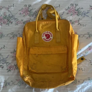 Fjällräven väska  - Säljer min fina ryggsäck från fjällräven som ej kommer till användning längre. Den är väldigt smutsig men jag ska tvätta den. Frakt tillkommer